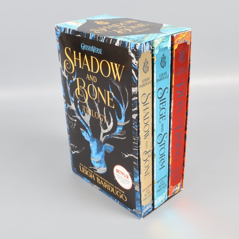 Shadow and Bone-trilogin bokbox med tre böcker i färgglada omslag