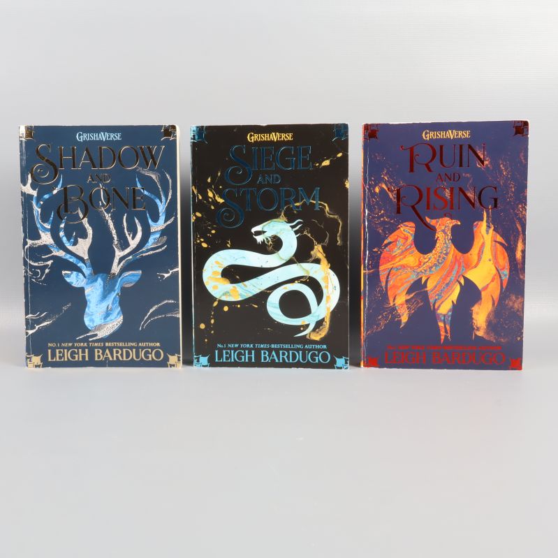 Shadow and Bone, Siege and Storm och Ruin and Rising framsidor bredvid varandra