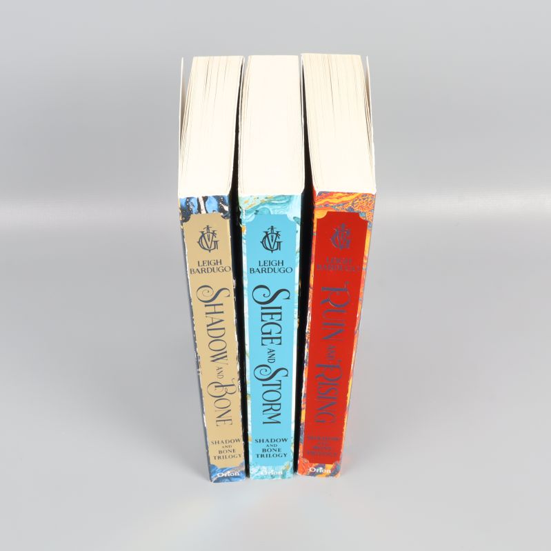 Ryggarna på Shadow and Bone-trilogins tre böcker i olika färger