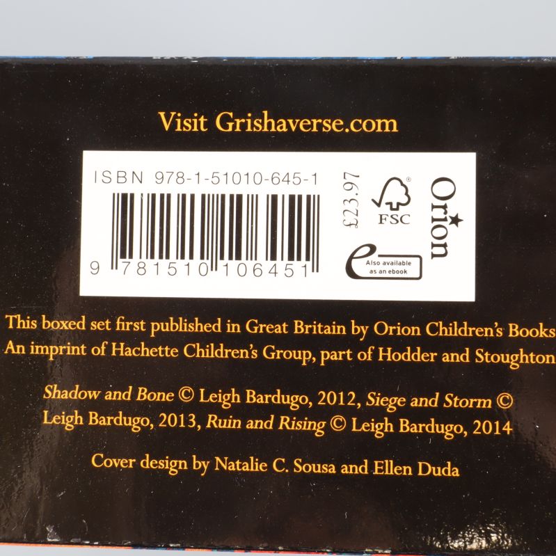 Närbild på baksida med ISBN 978-1-51010-645-1 till Shadow and Bone-trilogin