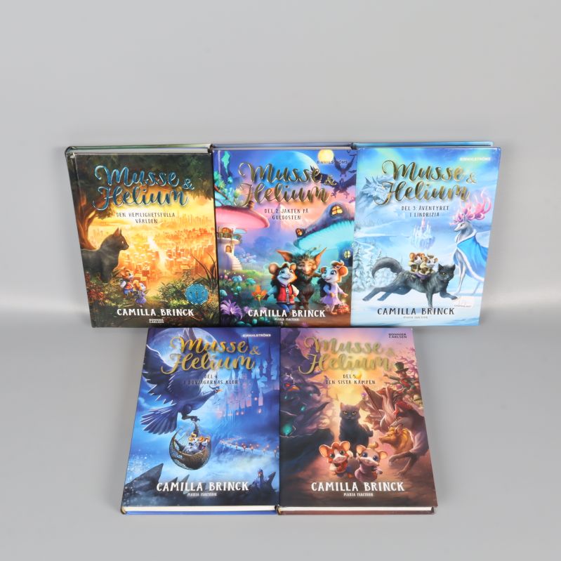 Fem böcker ur Musse & Helium-serien uppställda med framsidorna synliga