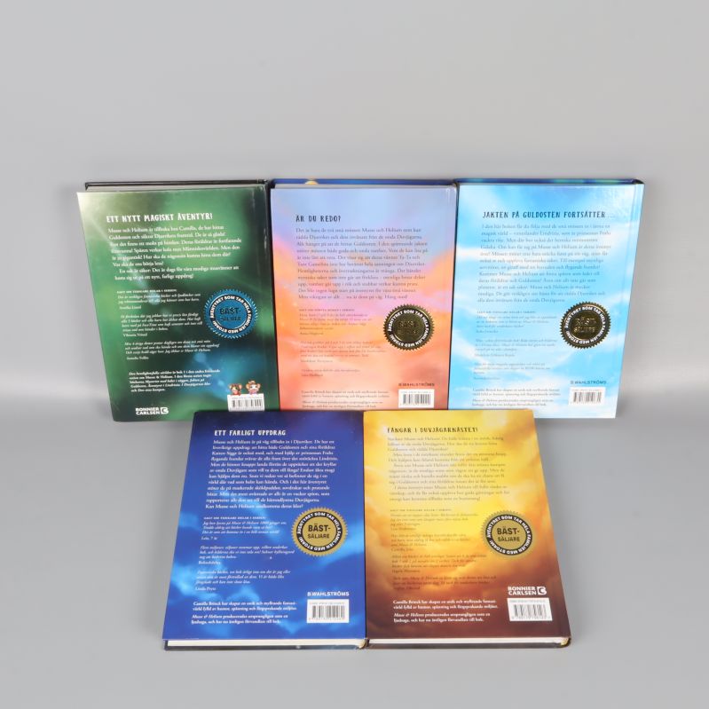 Baksidor av fem Musse & Helium-böcker med beskrivande text