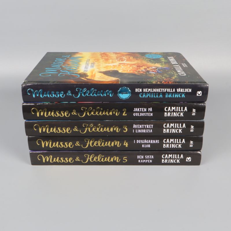 Ryggarna av fem Musse & Helium-böcker med titlar och författarnamn
