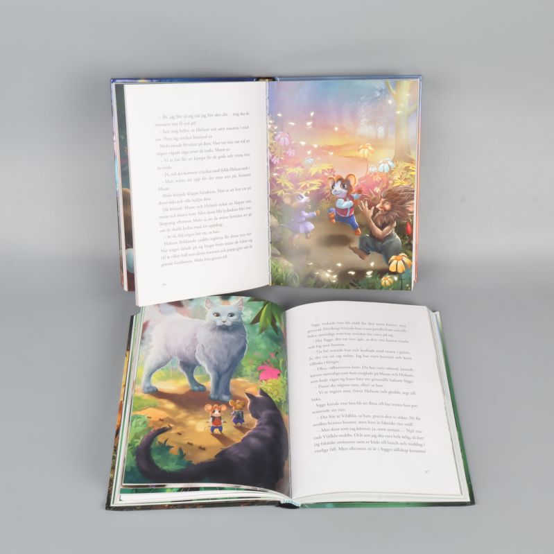 Uppslagna sidor med färgillustrationer och text i Musse & Helium-böcker