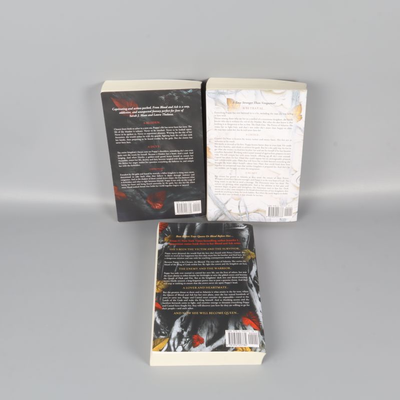 Baksidor av tre böcker ur From Blood and Ash-serien med beskrivningar och ISBN