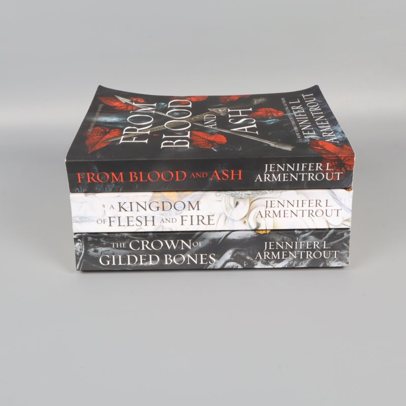 Ryggar av tre böcker ur From Blood and Ash-serien staplade på varandra