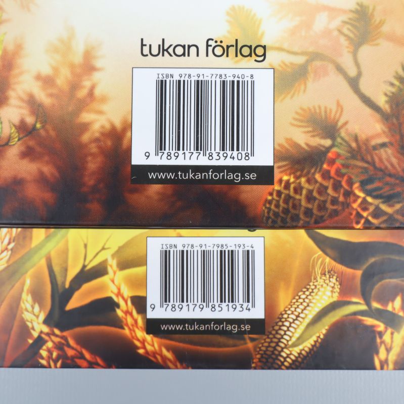 Närbild på ISBN och streckkoder på baksidan av två böcker