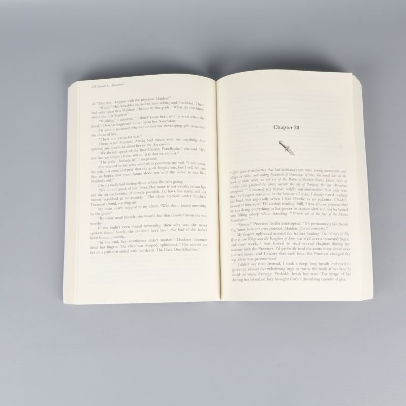 Uppslagen bok som visar kapitel och engelskspråkig text