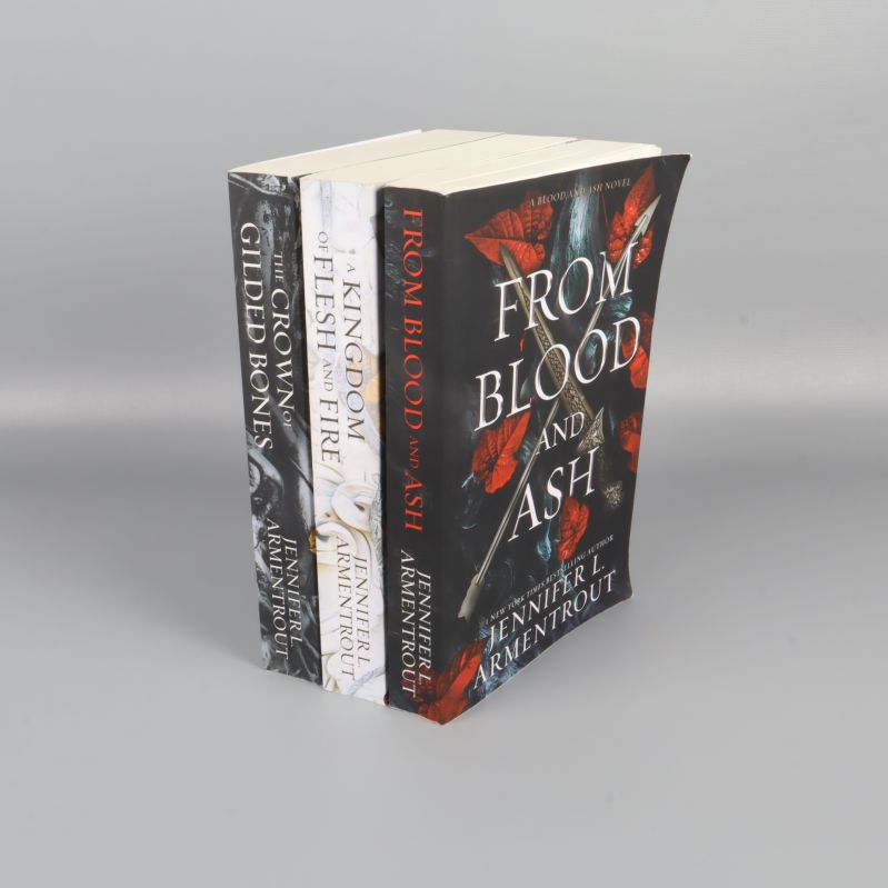 Framsidan på alla tre böcker ur serien staplade bredvid varandra