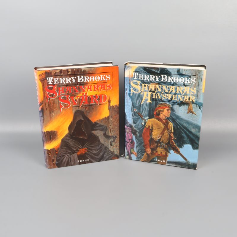 Två inbundna böcker av Terry Brooks titlarna Shannaras svärd och Shannaras alvstenar