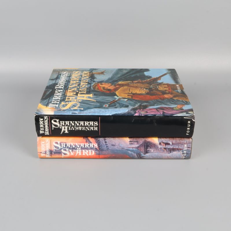 Böckerna Shannaras alvstenar och Shannaras svärd staplade på varandra med synliga ryggar