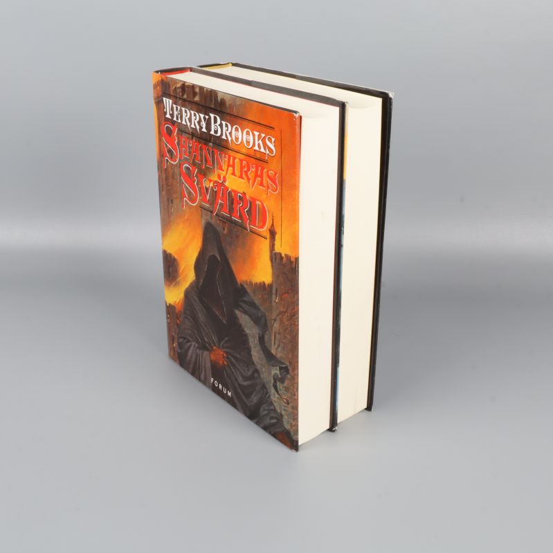 Shannaras svärd stående upp, tjock inbunden bok med tydligt omslag