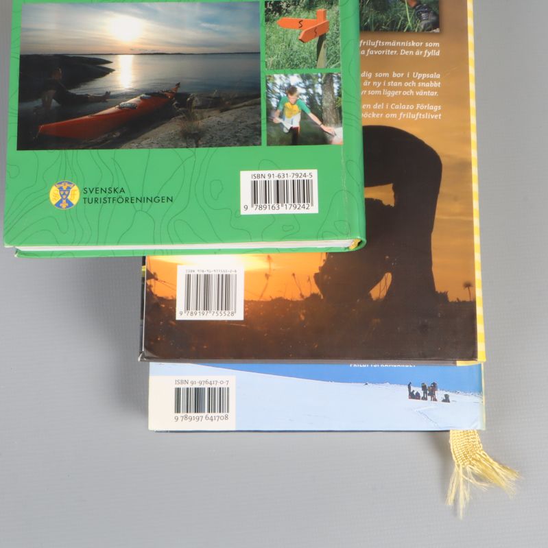 Närbild på ISBN-streckkoder på bokbaksidor