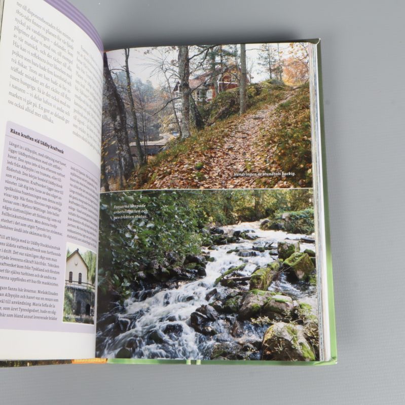 Uppslag med vandringsstig och fors, naturbilder från guidebok