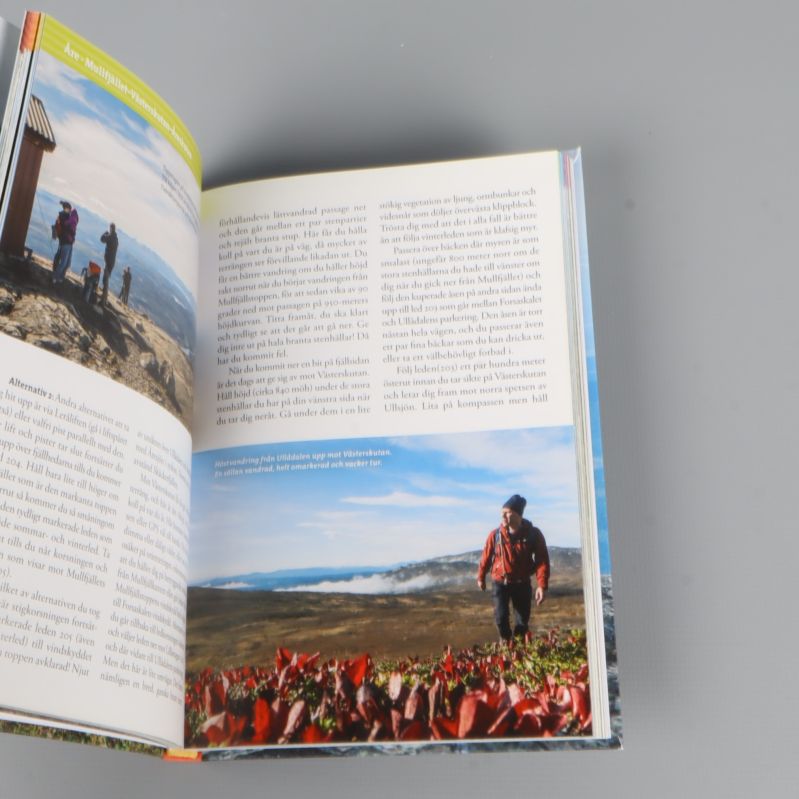Uppslag med fjällvandrare och höstlandskap, foton från guidebok