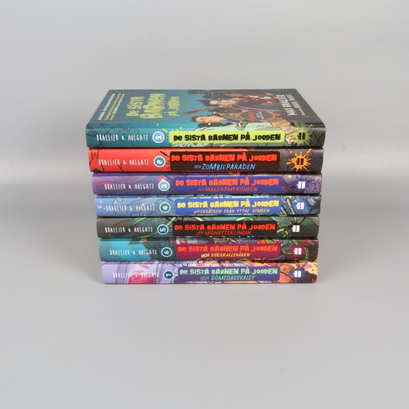 Bokryggar till sju delar av De sista barnen på jorden uppställda i rad
