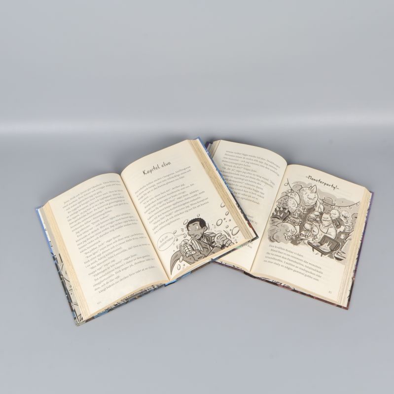 Två uppslagna böcker från De sista barnen på jorden med text och illustrationer