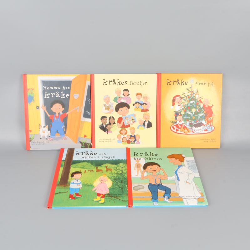 Fem bilderböcker ur Kråke-serien med illustrerade omslag stående och liggande