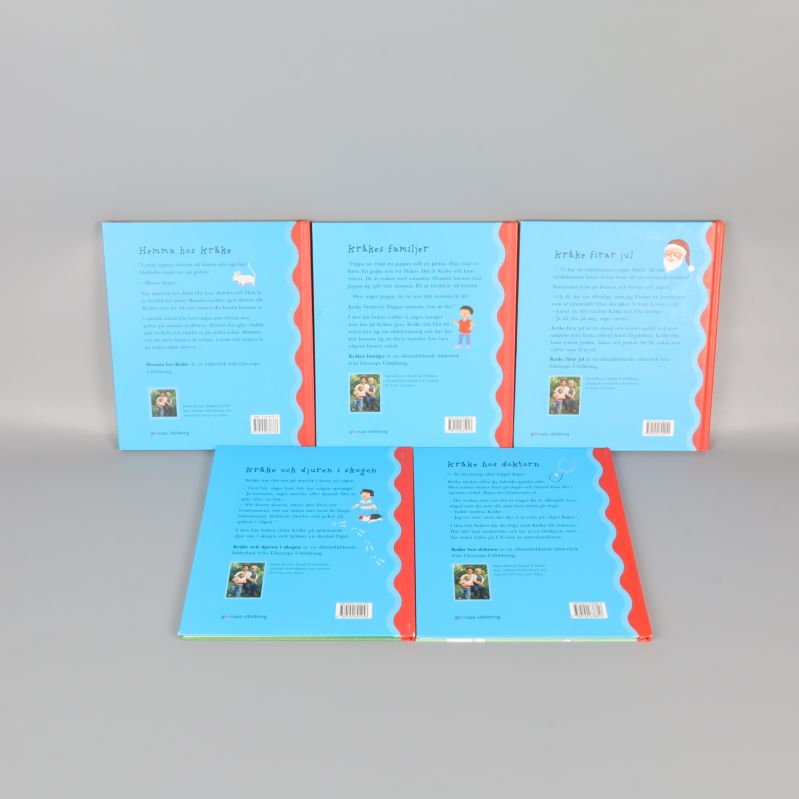 Baksidor av fem böcker i Kråke-serien med blå bakgrunder och ISBN-nummer