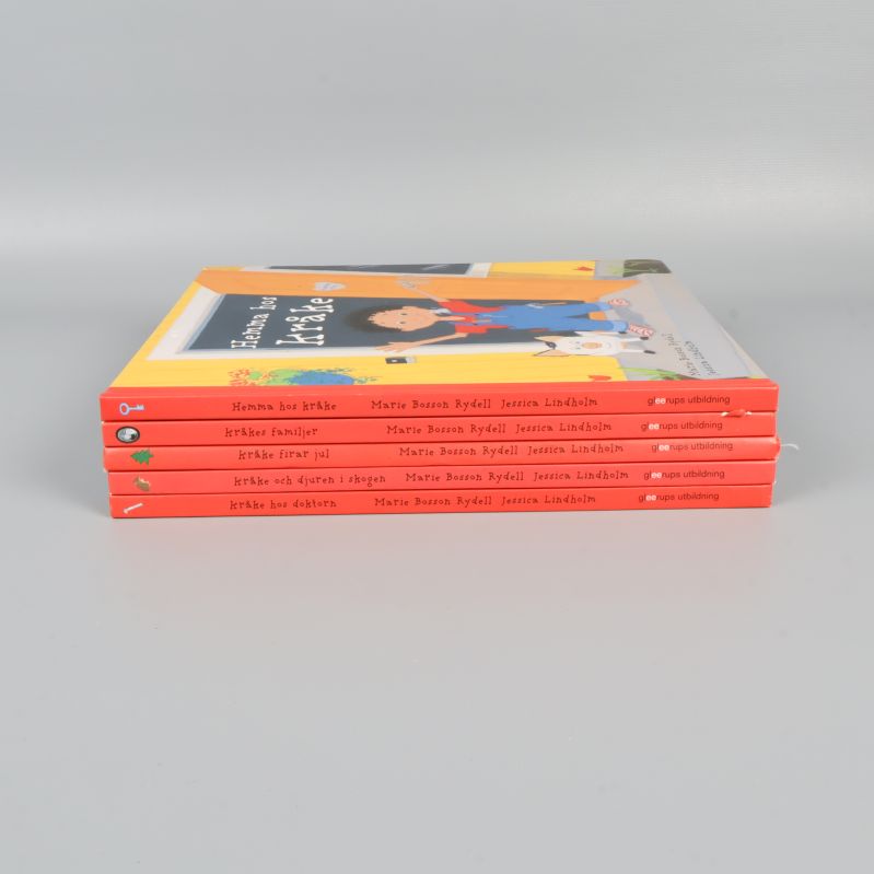 Ryggarna på fem Kråke-böcker staplade med titlar och författare