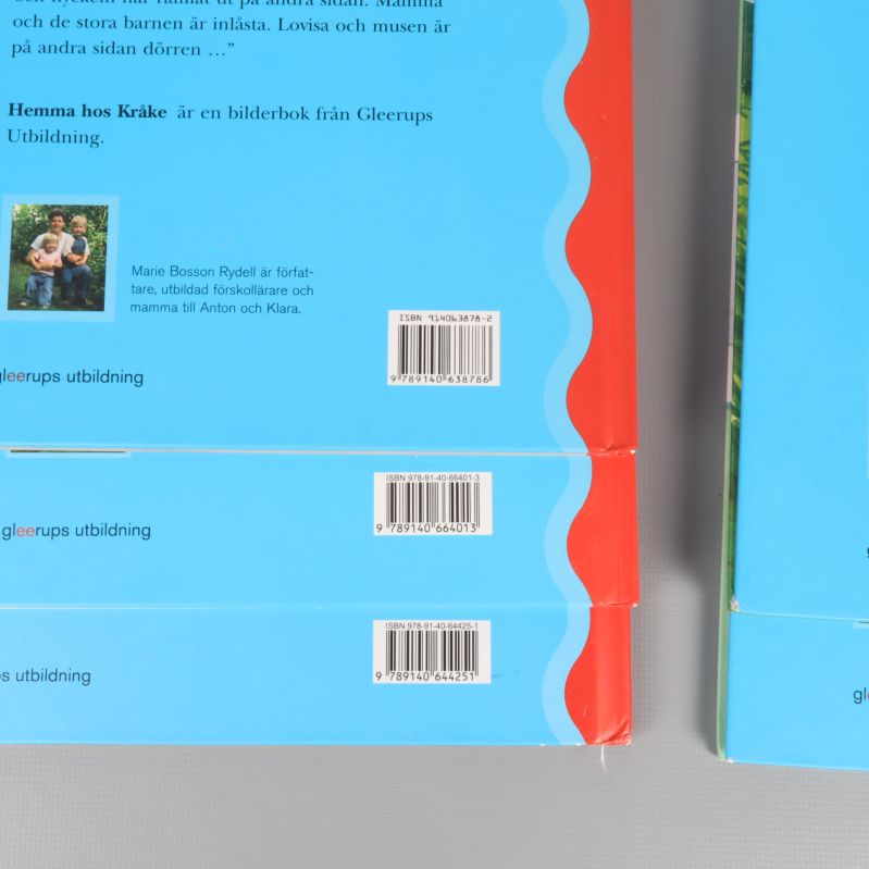 Tre ISBN-streckkoder på baksidan av Kråke-böcker, tydliga siffror och text