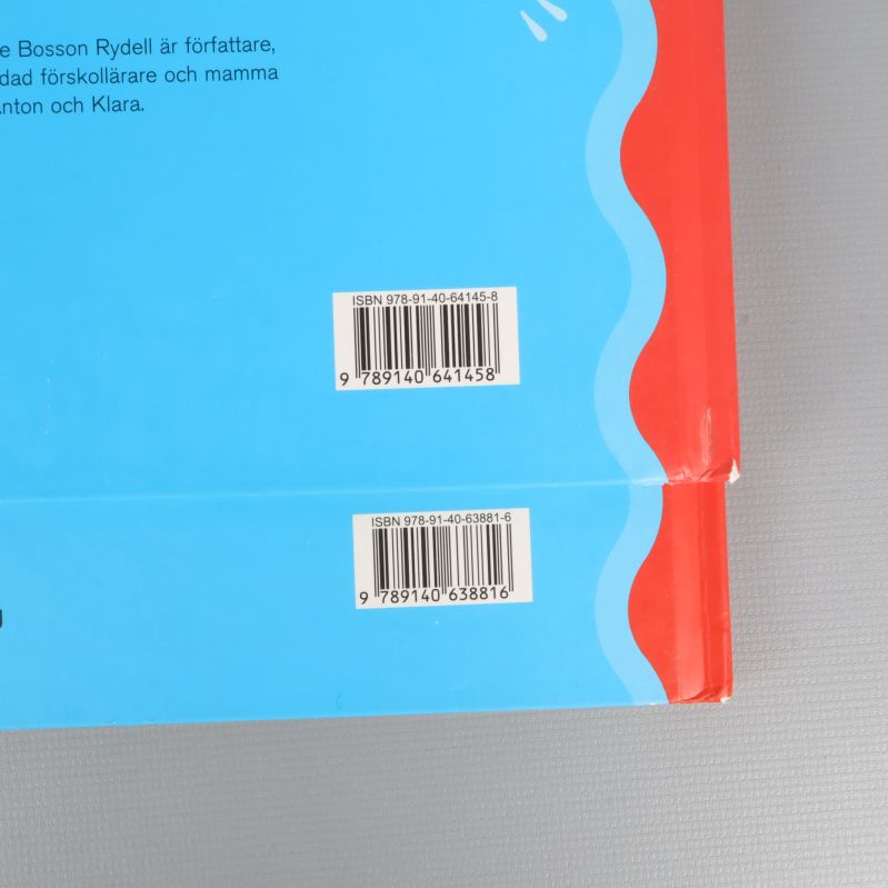 Två ISBN-streckkoder på baksidan av Kråke-böcker med närbild