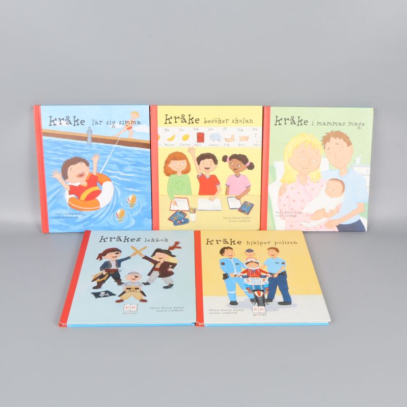 Fem färgglada Kråke-böcker står uppradade på ett bord