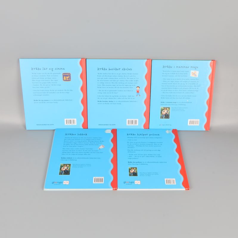 Baksidor av Kråke-böcker med blå bakgrund och röda kanter