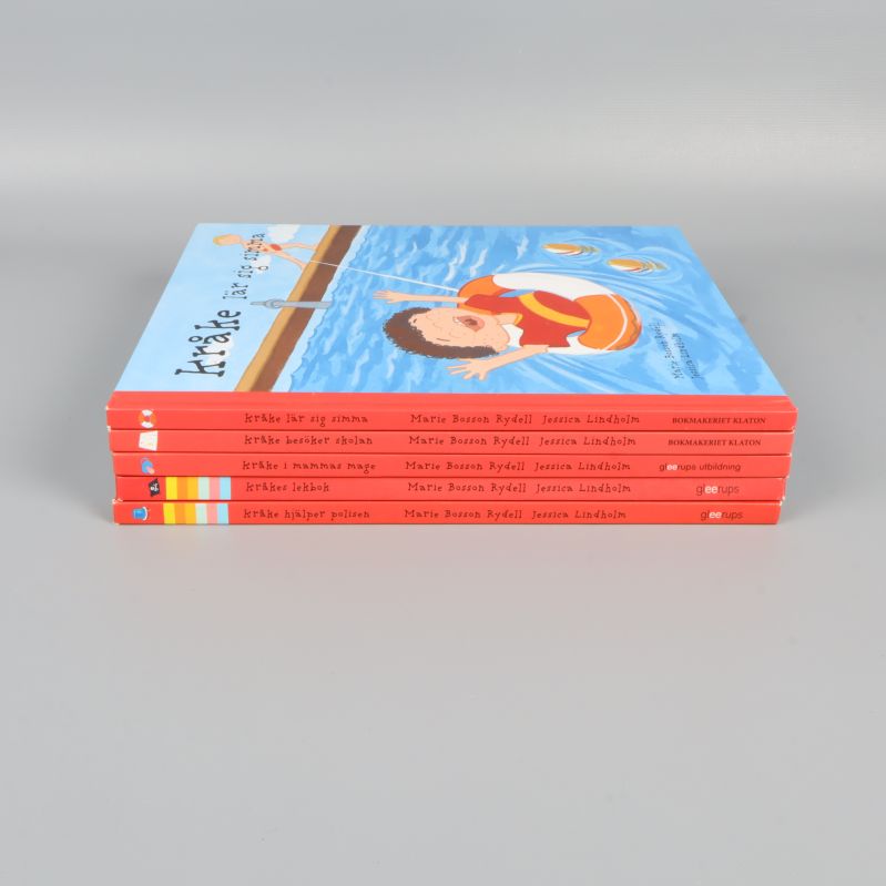 Kråke-bokpaket liggande på sidan, visar bokryggarna