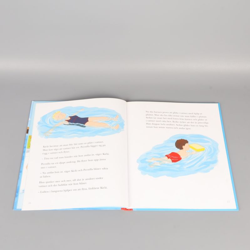 Uppslag ur Kråke lär sig simma med illustrationer av simmande barn
