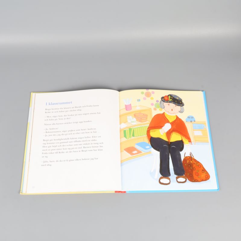 Uppslag ur Kråke besöker skolan med kvinna i klassrum