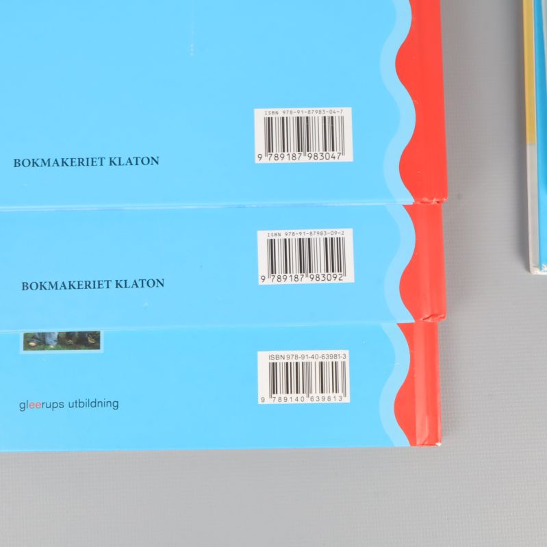 Närbild på tre ISBN-koder på baksidan av Kråke-böckerna