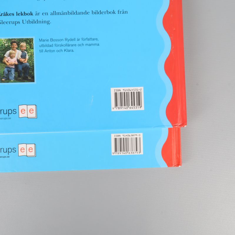 Närbild på två ISBN-koder och baksidestext på Kråke-böcker