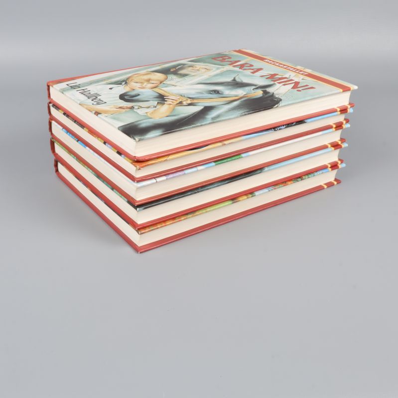 Bokpaket med fem staplade Rackastallet-böcker, översta har omslaget uppåt