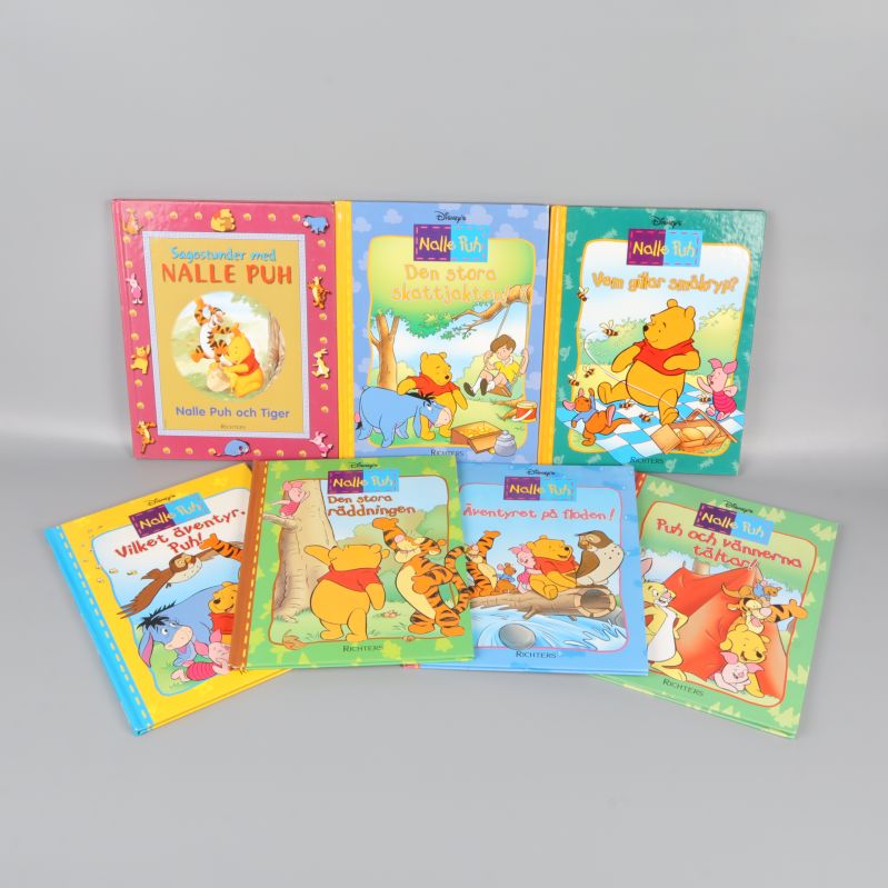 Sju illustrerade barnböcker med Nalle Puh framifrån