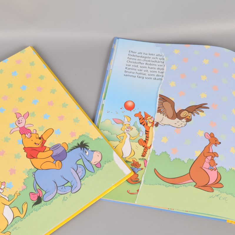 Nalle Puh-bok med riven sida och tecknade figurer