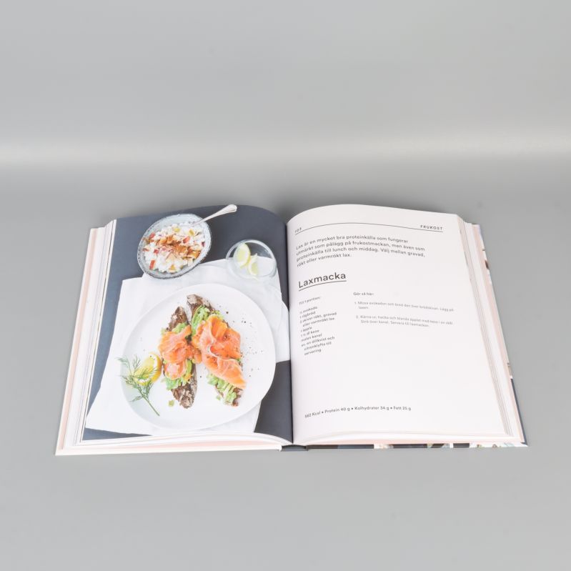 Uppslag med recept på laxmacka, serverad med färggrann sallad