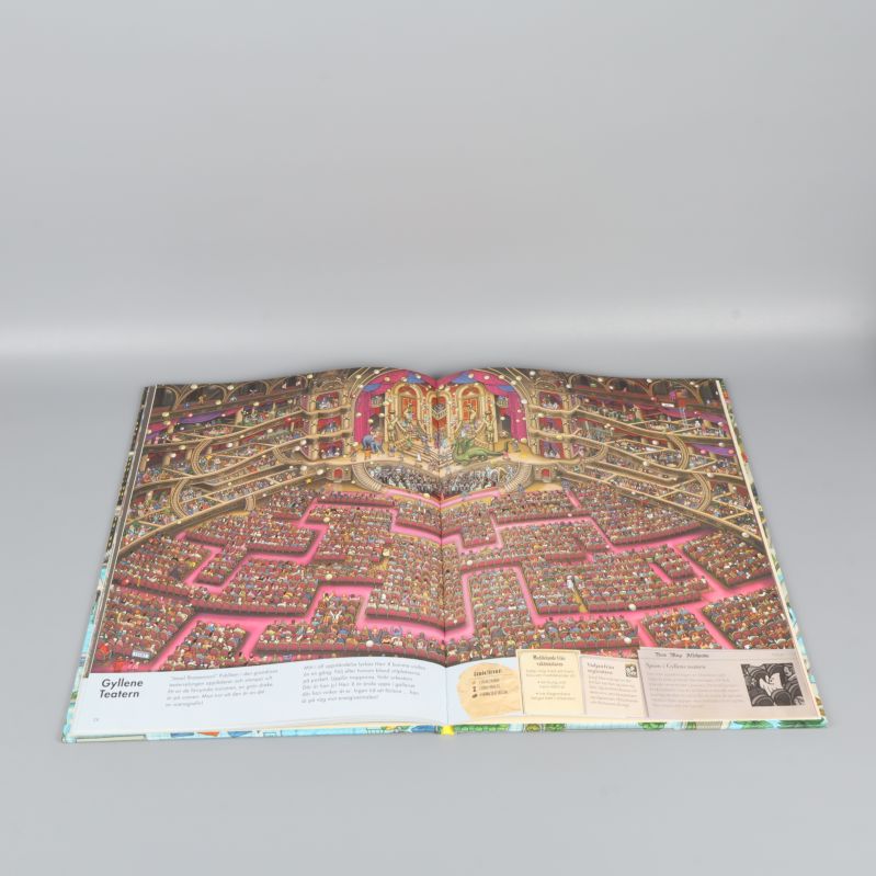 Uppslag ur Pierre bok med teatermiljö och rikliga detaljer