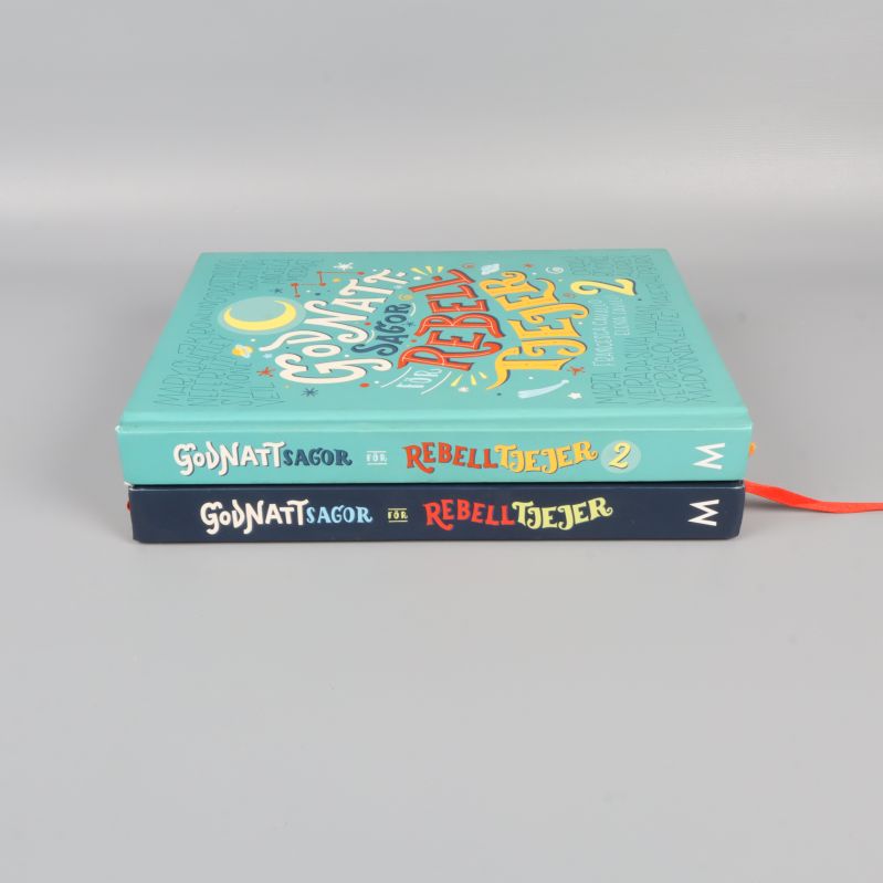 Böckerna Godnattsagor för rebelltjejer staplade på sidan, ryggarna syns