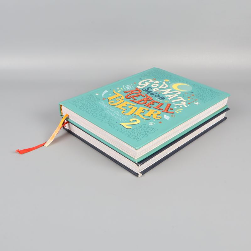 Bokpaket med båda Godnattsagor för rebelltjejer staplade snett