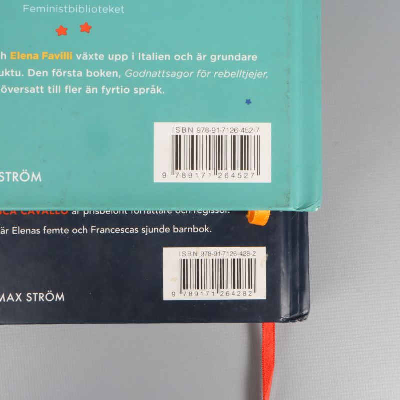 Närbild på ISBN för både Godnattsagor för rebelltjejer 1 och 2