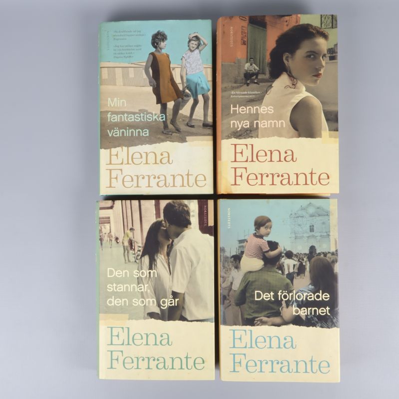 Fyra inbundna böcker av Elena Ferrante i Neapelkvartetten utlagda med omslagen synliga