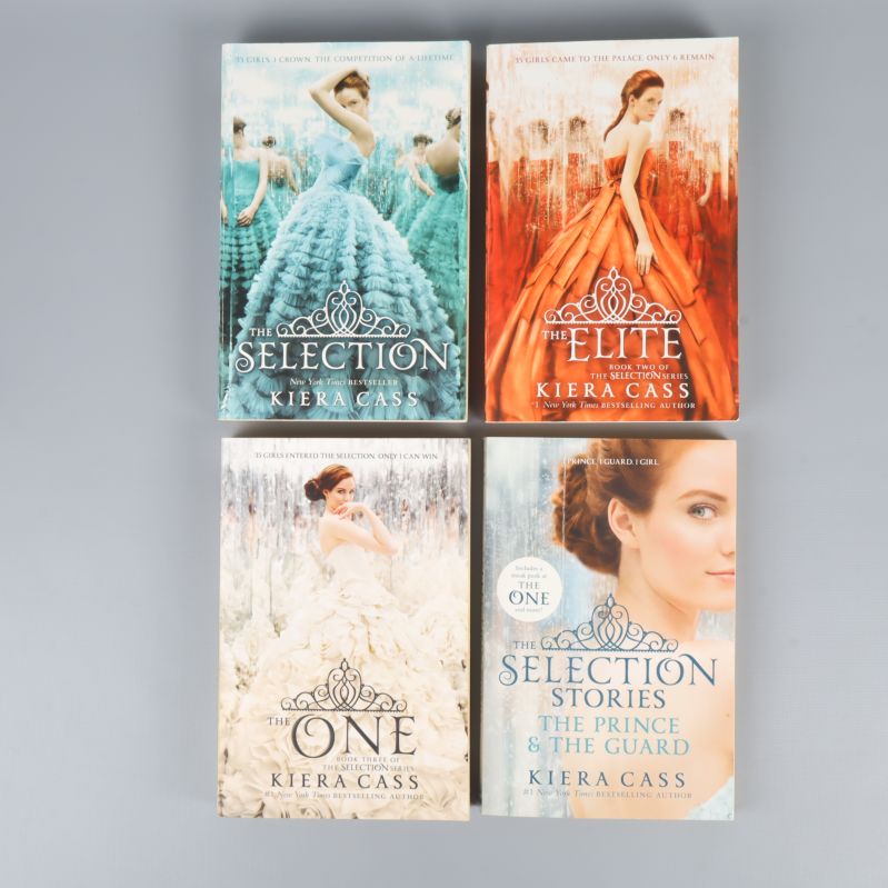 Omslagen till böckerna The Selection, The Elite, The One och The Selection Stories