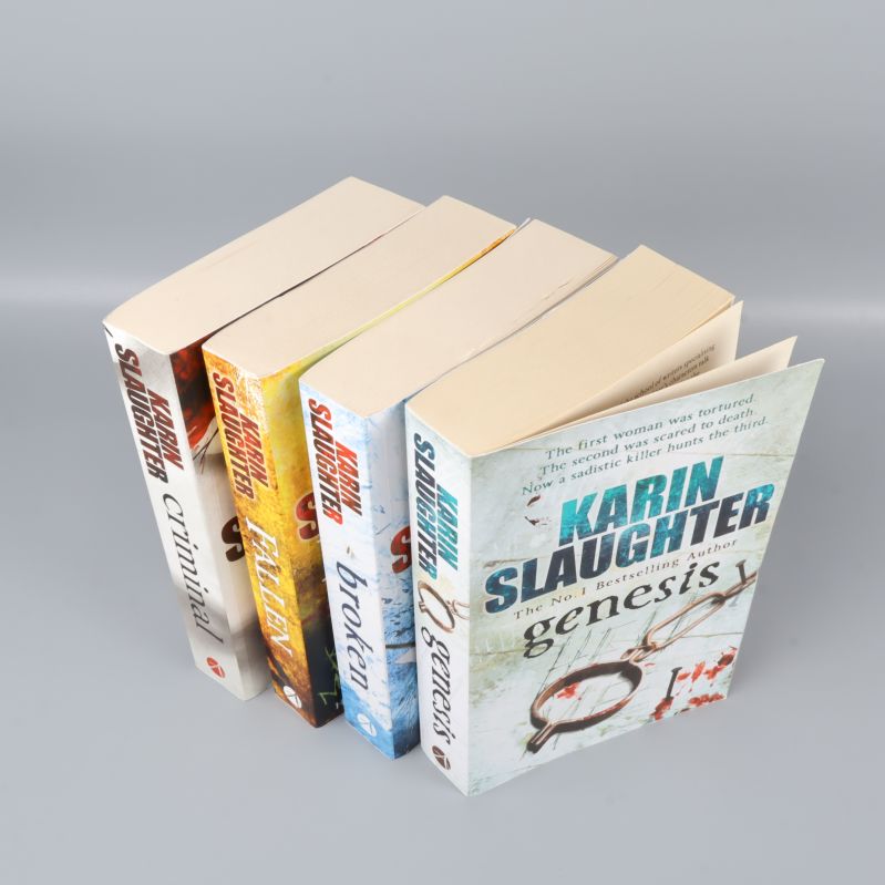 Fyra Karin Slaughter-böcker i vinkel, en bok lite öppen