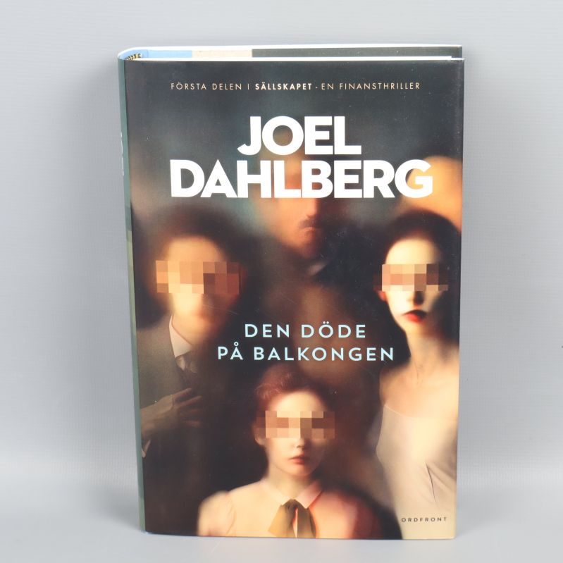 Framsidan av boken Den döde på balkongen med pixelartade ansikten