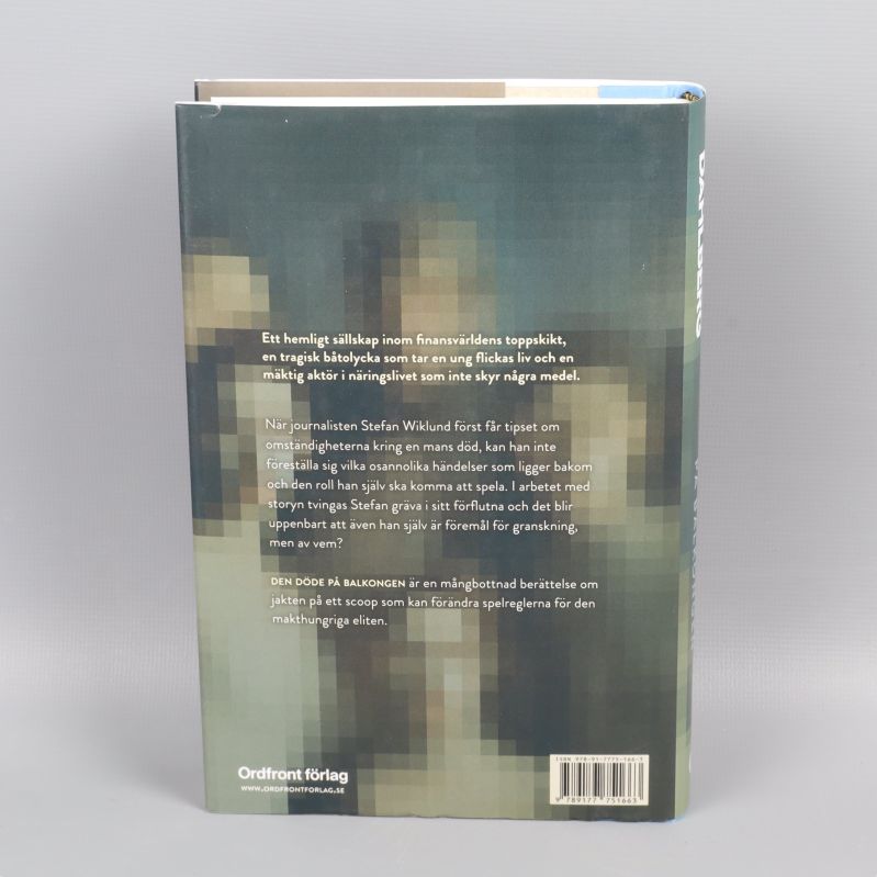 Baksidan av boken Den döde på balkongen med text och pixelgrafik