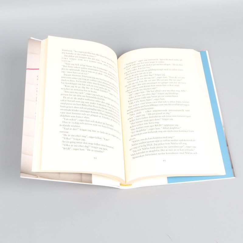Uppslaget med text från mitten av boken Hur man gör succé på dårhus