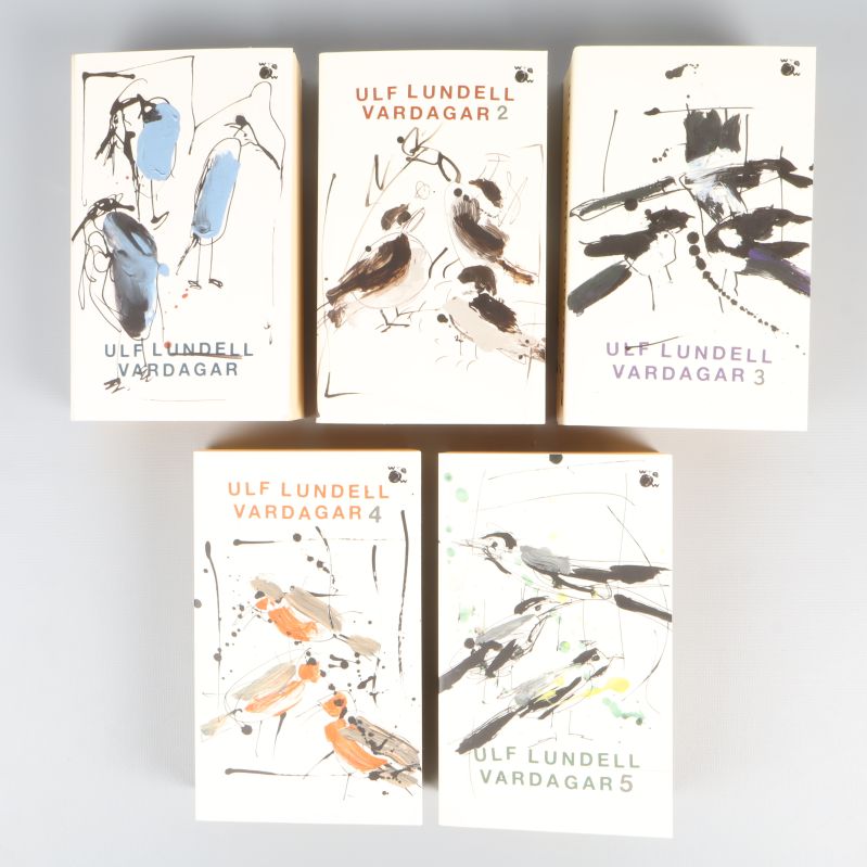 Fem böcker ur Vardagar-serien av Ulf Lundell sedda ovanifrån