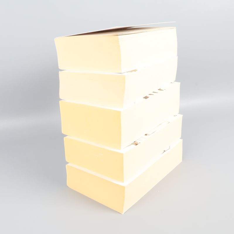 Staplad hög med fem tjocka pocketböcker i serien Vardagar