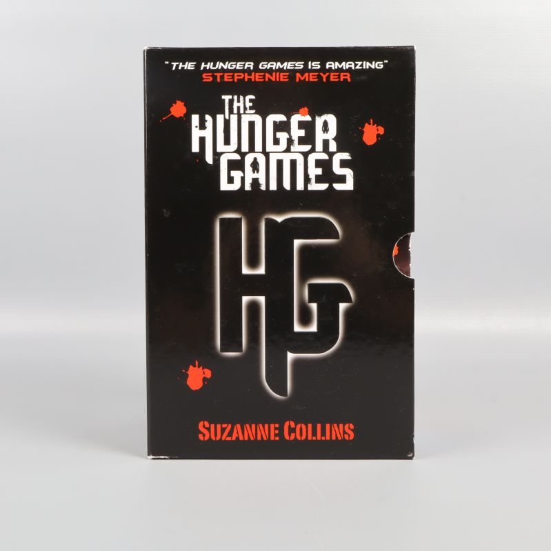 Framsidan av svart Hunger Games bokbox med logotyp